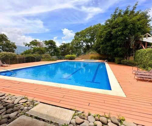 Secure Retreat Near SJO and 27, Ideal for Families in Guacima Arriba