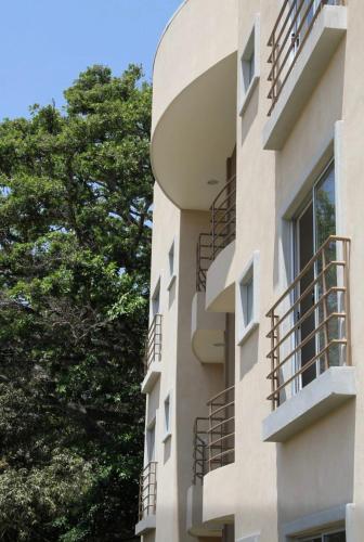 Secure Retreat Near SJO and 27, Ideal for Families in Guacima Arriba