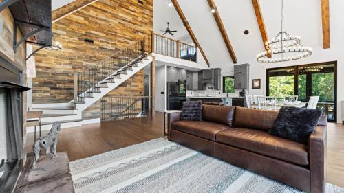 Gray Fox Lodge by AvantStay WATERSLIDE Pool Theater Sleeps 23 in Lake Norman of Catawba, USA