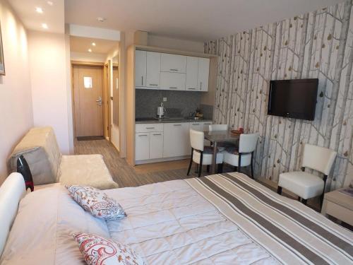 1 queen bed, 1 sofa bed