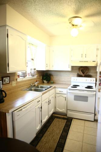 Creekside Country Cabin - image 5