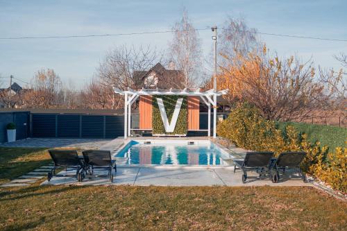 Dārzs, The V House Luxury A-Frame with Private Pool in Dvorovi