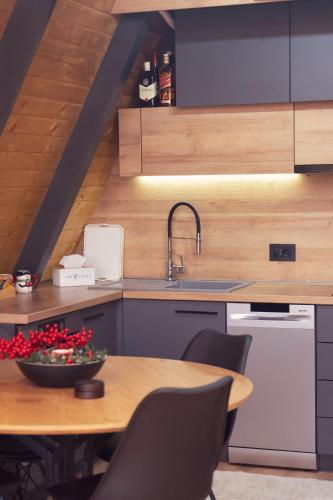 virtuve, The V House Luxury A-Frame with Private Pool in Dvorovi