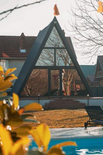 Dārzs, The V House Luxury A-Frame with Private Pool in Dvorovi