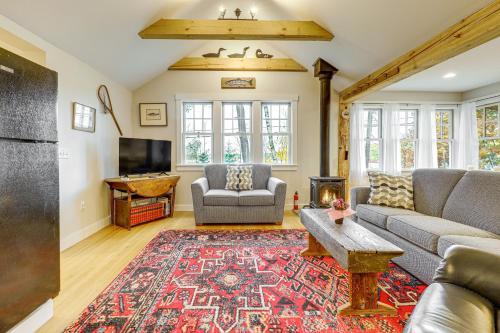 Ski & Hike! New London Cottage w/ Beach Access in New London (NH)