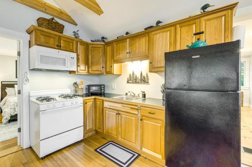 Ski & Hike! New London Cottage w/ Beach Access in New London (NH)