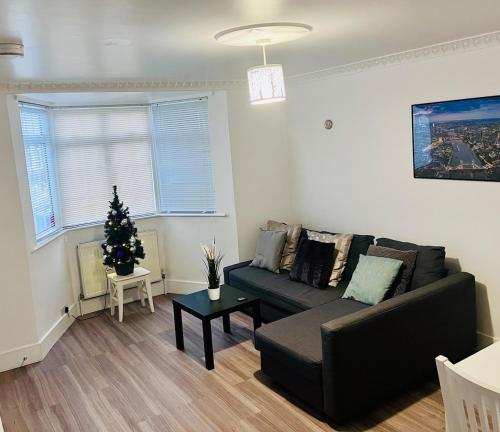 Modern 2-Bed House, Enfield- Parking, Quiet Area gîte à louer Bush Hill Park Railway Station