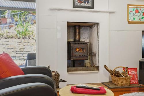 Dorathee Cottage - Pet Friendly - Absolute Waterfront in Singletons Mill