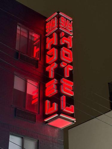 Sky Hotel Flushing/Laguardia Airport - image 4