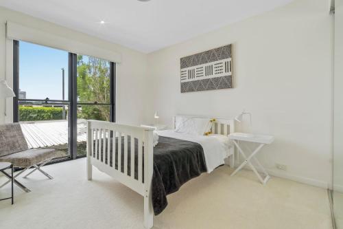 Luxury Riverside Retreat in Benowa in Benowa
