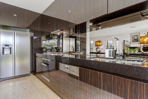 Luxury Riverside Retreat in Benowa in Benowa