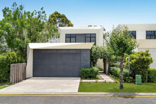 Luxury Riverside Retreat in Benowa in Benowa