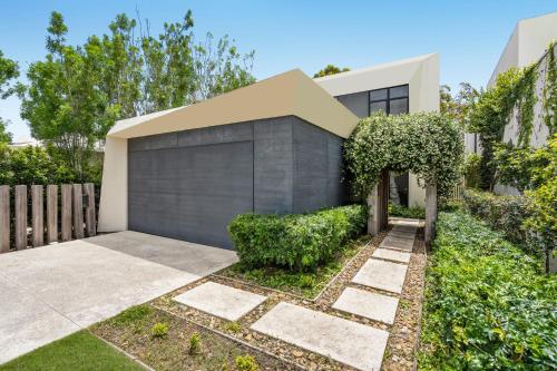 Luxury Riverside Retreat in Benowa in Benowa