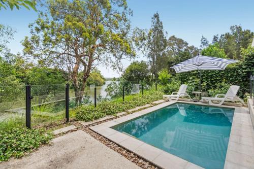 Bazen, Luxury Riverside Retreat in Benowa in Benowa