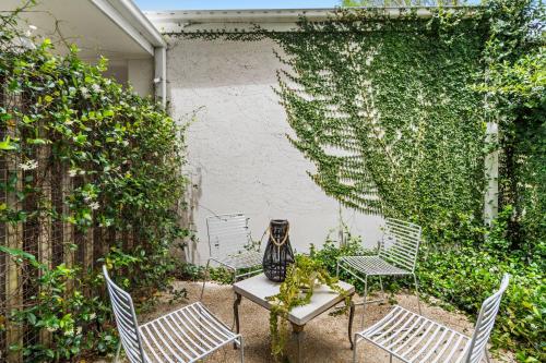 Luxury Riverside Retreat in Benowa in Benowa