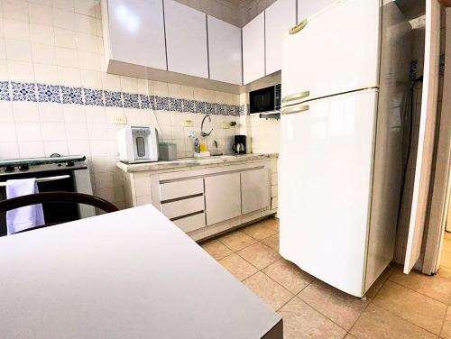 Kitchen, Apartamento no centro ao lado da praia com servico de praia e perto do shopping in Pitangueiras