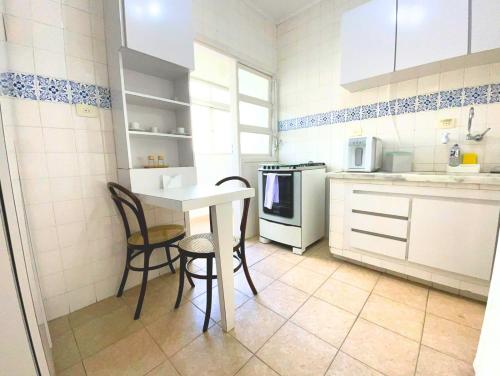 Kitchen, Apartamento no centro ao lado da praia com servico de praia e perto do shopping in Pitangueiras