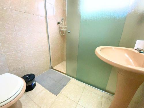 Shower, Apartamento no centro ao lado da praia com servico de praia e perto do shopping in Pitangueiras
