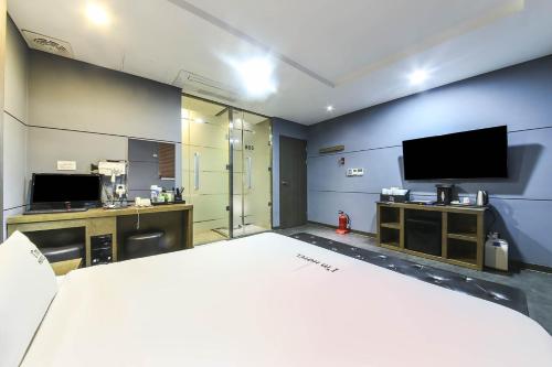 H Moment Hotel in Yangsan in Yangsan-si