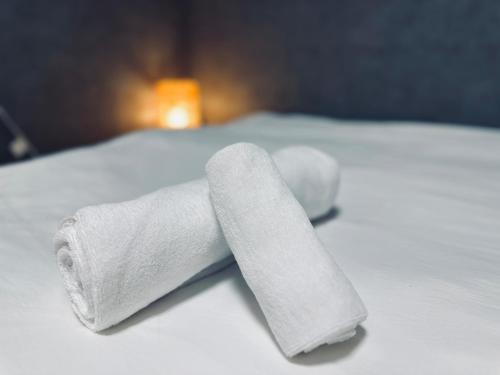 Private 2st-Floor 1LDK, Up to 4 Guests, Direct access to JR Airport, Kyocera Dome on foot, subway station right away, Shinsaibashi, Namba, USJ