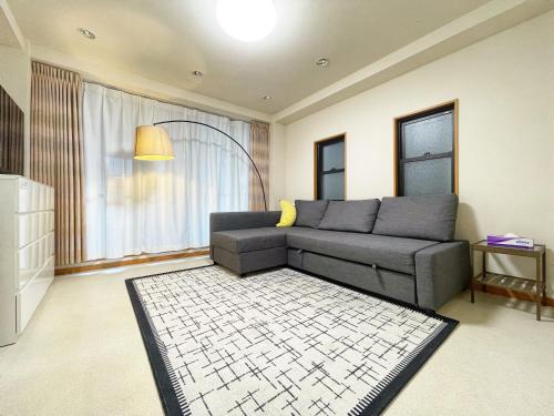 6 minutes walk from Yoyogi Station Close to Shinjuku 4-story detached house 110 square meters 3 bedrooms can accommodate up to 8 people Close to Shinjuku Takashimaya and Isetan