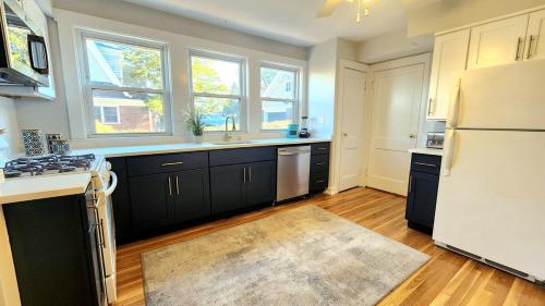 Prestigious Milton Designer Home in Куинси, Масачузетс