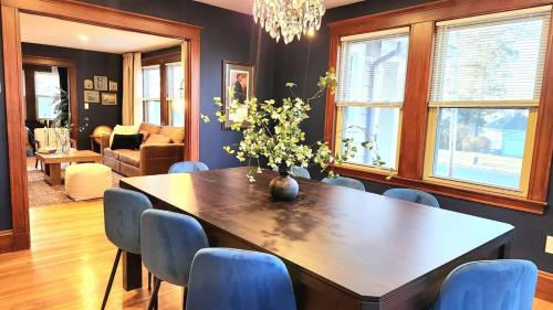 Prestigious Milton Designer Home in Куинси, Масачузетс