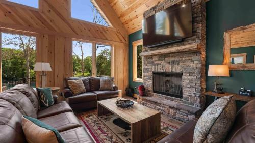 Black Bear Lodge by AvantStay Lakefront Dock Pool Theater Sleeps 20 in Lake Norman of Catawba, USA