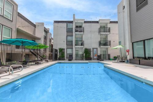 Swimming pool, Charming Dallas Apartment near Airport in Oak Lawn