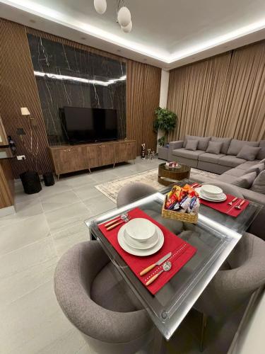 Modern & Elegant Fully Equipped Apartment – khách sạn tại Al Janabiyah