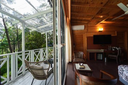 陽台/露台, 卡艘利山巒酒店 (Kasauli Hills Resorts) in 卡紹利