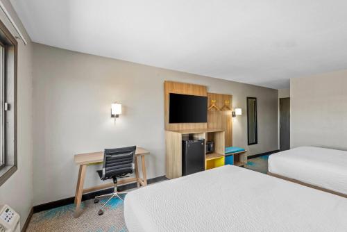 Days Inn & Suites by Wyndham Des Moines Airport - image 2