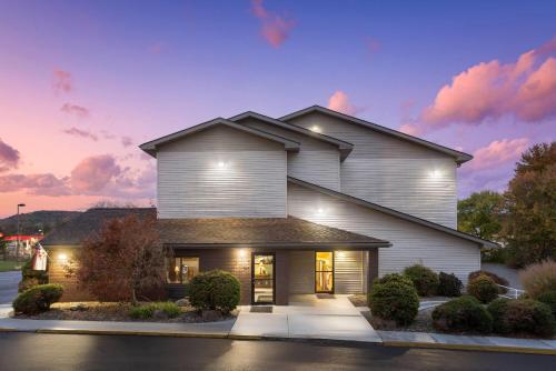 . Super 8 by Wyndham New Stanton