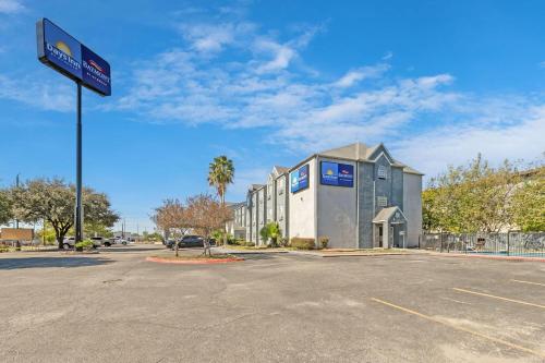 Days Inn by Wyndham San Antonio Downtown - image 5