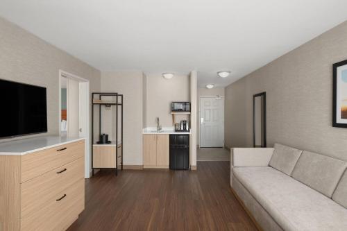 La Quinta by Wyndham Paso Robles - image 13