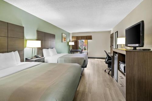 Quality Inn - image 13