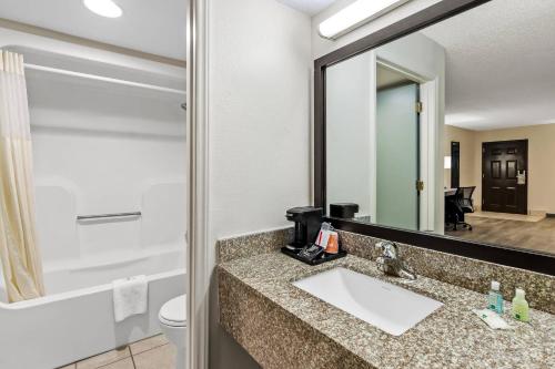 Quality Inn - image 7