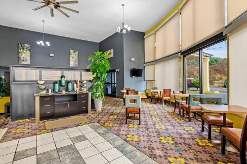 Quality Inn - image 10