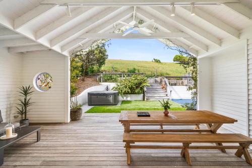 Balkons/terase, Gerroa Sands Beach House and Spa Sleeps 8 in Gerroa