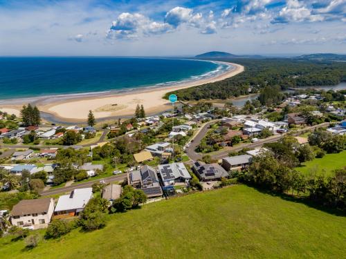 Gerroa Sands Beach House and Spa Sleeps 8 in Gerroa
