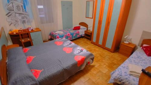 1 double bed, 2 twin beds