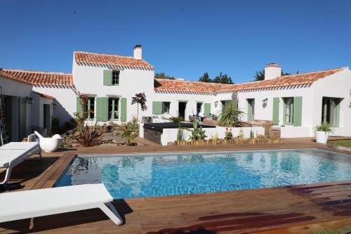 Magnifique villa Piscine Spa Billard gîte à louer Ker Chauvineau