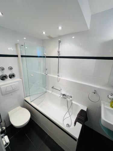 Bathroom, Vima`s Apartment mit Terrasse, Pool & Tennis-Court - bei Koln in Bergisch Gladbach