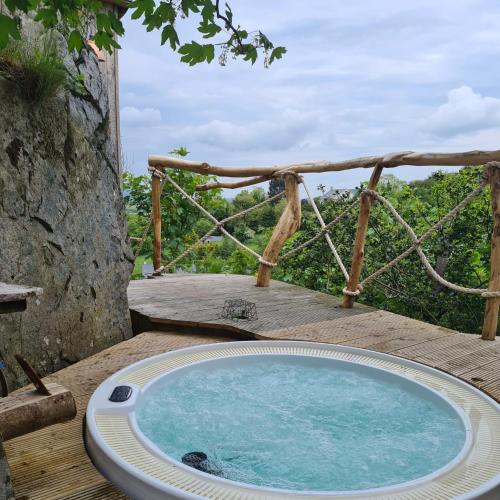 Pezsgőfürdő, Balance Treehouse in Belleek