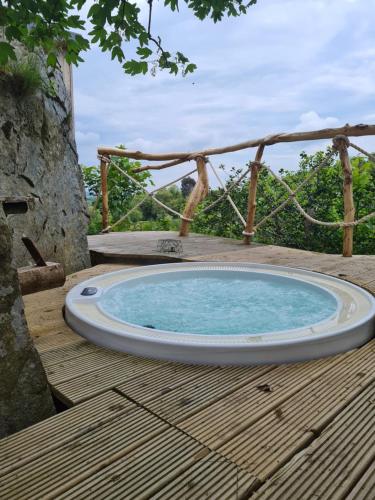 Pezsgőfürdő, Balance Treehouse in Belleek