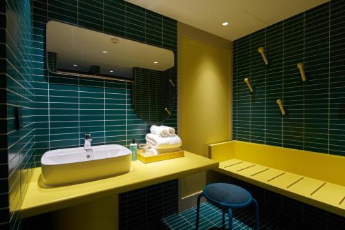room detail thumbnail 2