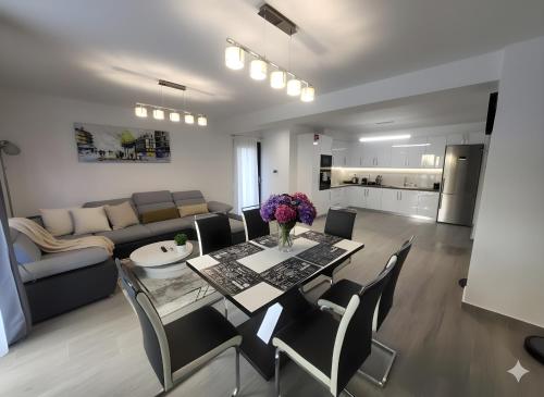 Athens Family 2BR Apartment Sleeps 6 near Acropolis, Atény