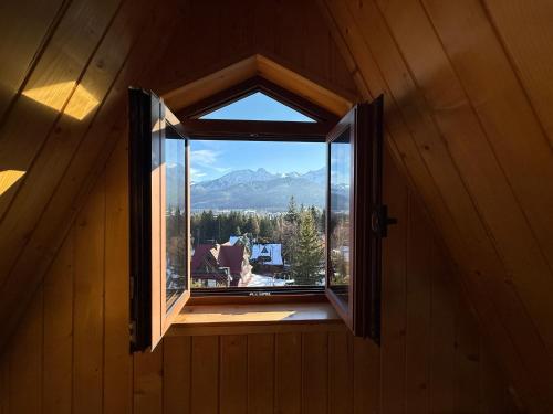 Apartment with Mountain View