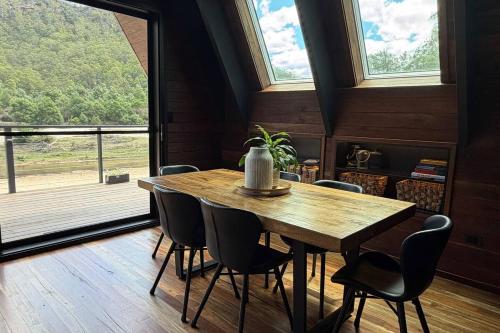 Ashwood AFrame - Secluded Riverfront Luxe in St Albans