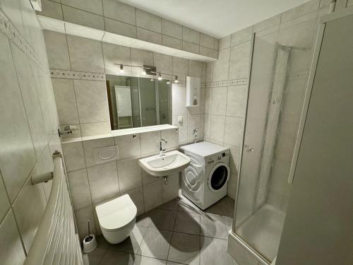 淋浴間, Apartment with underground parking in Langenfeld in 朗根費爾德/萊茵蘭